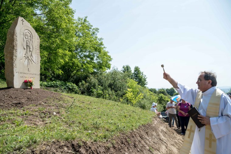 Megáldották és felavatták a Gordon-hegyi kálváriát
