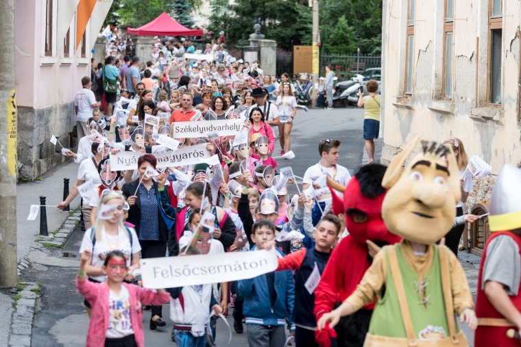 Gyereknapi kavalkád ráadás karnevállal Székelyudvarhelyen