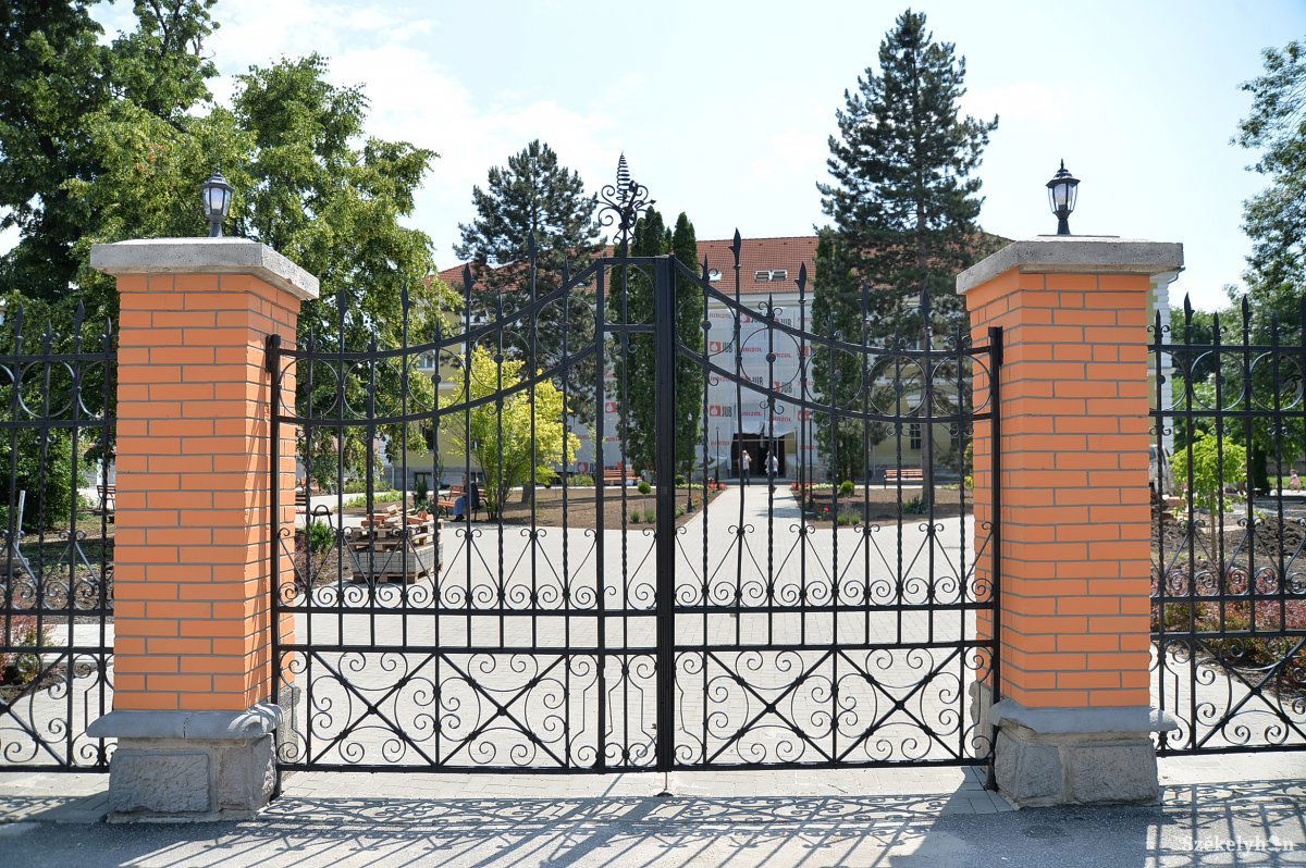 Új lámpatestek a díszes kovácsoltvas elemek helyén. Csak átmenetileg szerelték fel őket • Fotó: Barabás Ákos