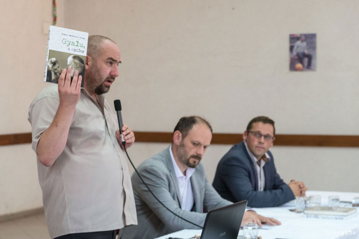 Farkas Wellmann Endre: abban reménykedem, hogy nemcsak Gyalunak, hanem nekünk, magyaroknak is jó hírünket viszi ez a kiadvány • Fotó: Veres Nándor