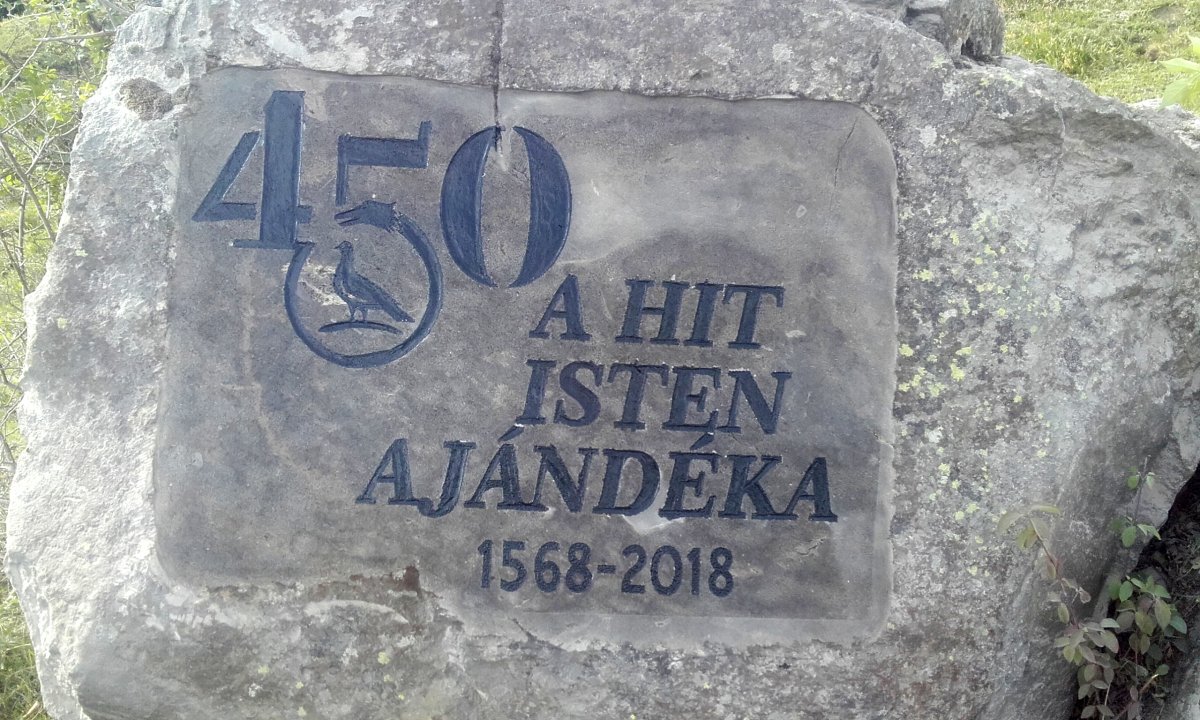 Múltat és jövőt jelző emlékkő &bullet;  Fotó: Sipos László