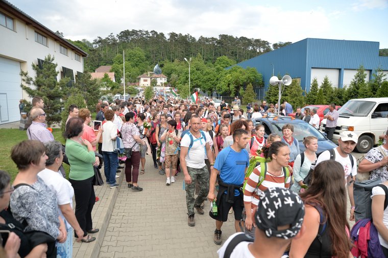 Ünnepi fogadtatásban részesült a Csíksomlyóról hazaért székelyudvarhelyi keresztalja