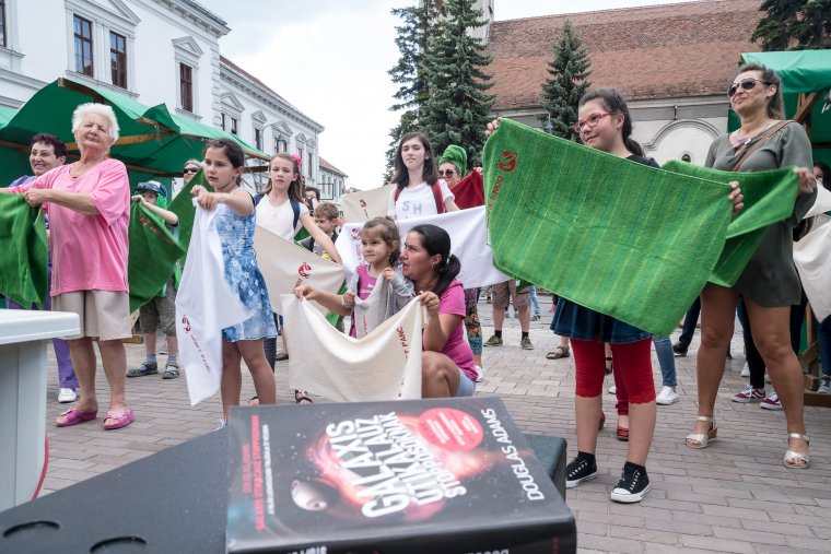 Törölközőnapi csődületet tartottak Székelyudvarhelyen