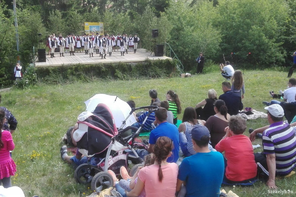 A nárciszmezőn állítottak színpadot a néptáncosoknak &bullet;  Fotó: Dósa Ildikó