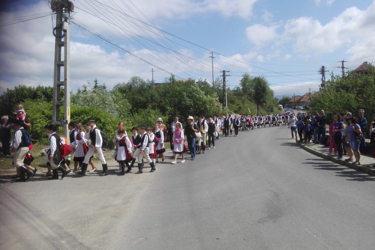 A táncosok a mazsorettek vezetésével vonultak ki a nárciszmezőre • Fotó: György László