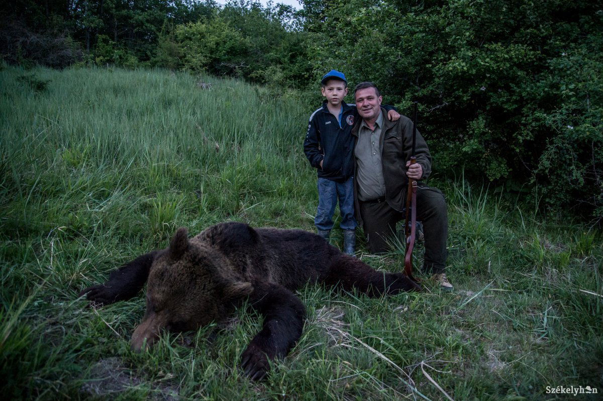 A két héttel ezelőtt megtámadott kisfiú és Jakab Attila •  Fotó: Barabás Ákos