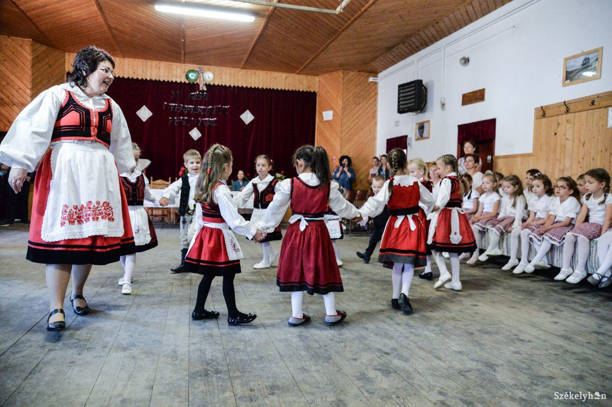 A telekfalvi óvodások látták vendégül és indították el az idei vándor népigyermekjáték-fesztivált &bullet;  Fotó: Barabás Ákos