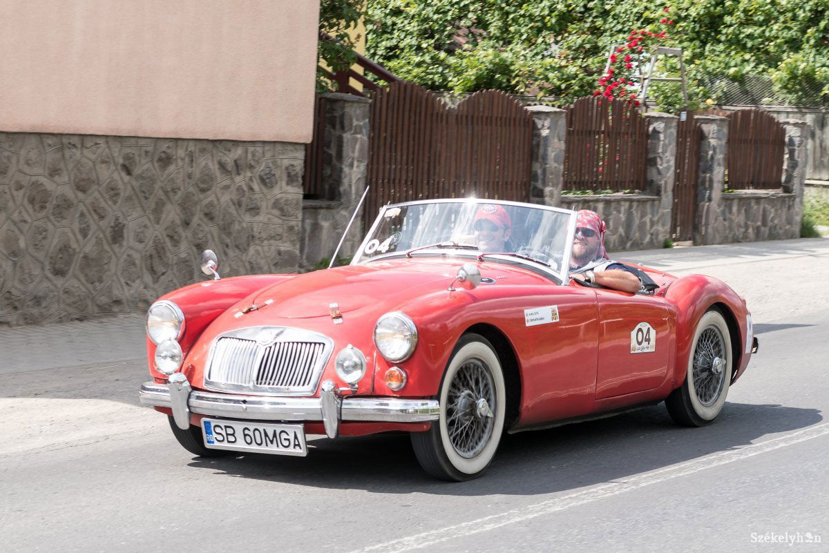 Sok oldtimer autót láthatunk az úton hétvégén •  Fotó: Veres Nándor