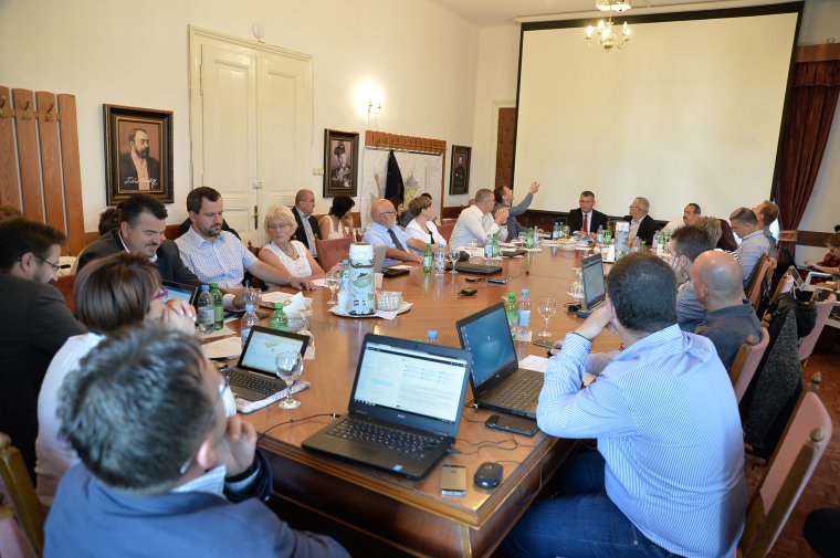 Arcul csapott önkormányzatok: nemhogy a fejlesztésekre, a bérek kifizetésére sincs elég pénzük az erdélyi megyéknek