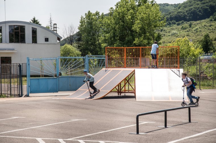 Még nem szabad használni az új extrémsport-pályát, de mégis bemennek a fiatalok