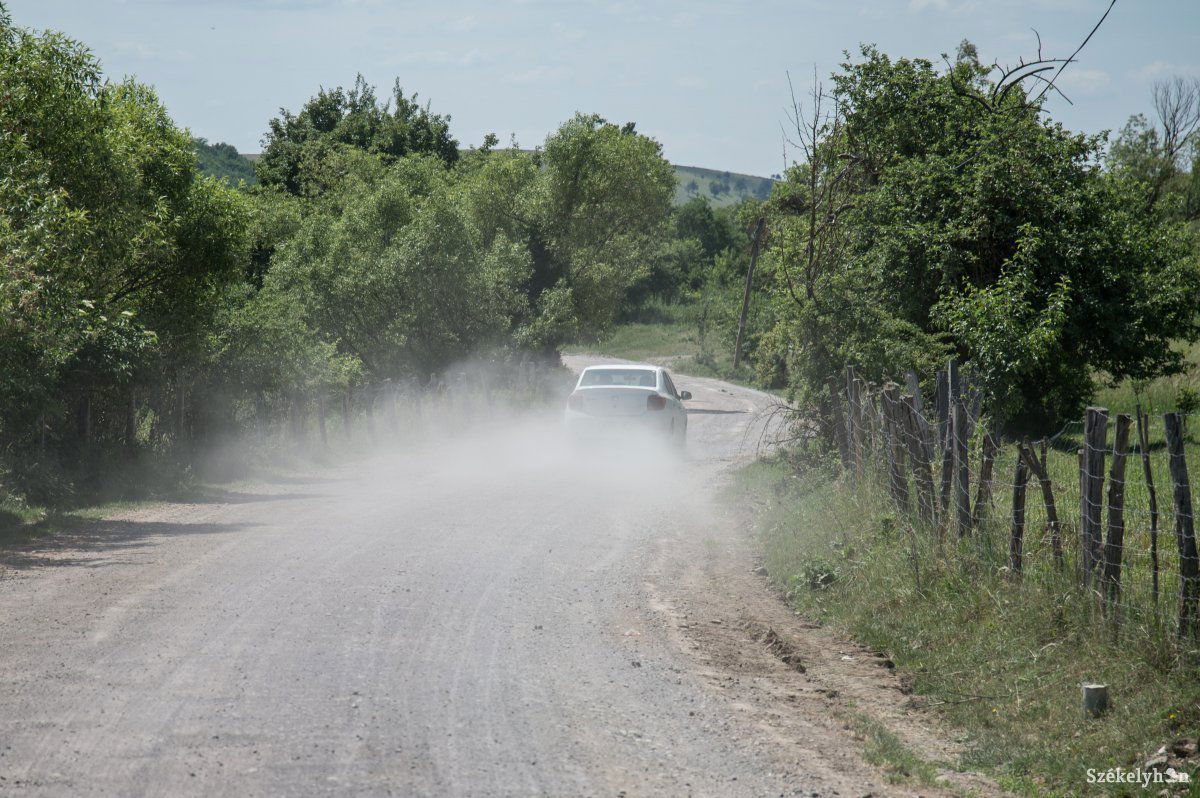 Nem tudni, meddig porzik még a megyei út Abásfalván • Fotó: Barabás Ákos