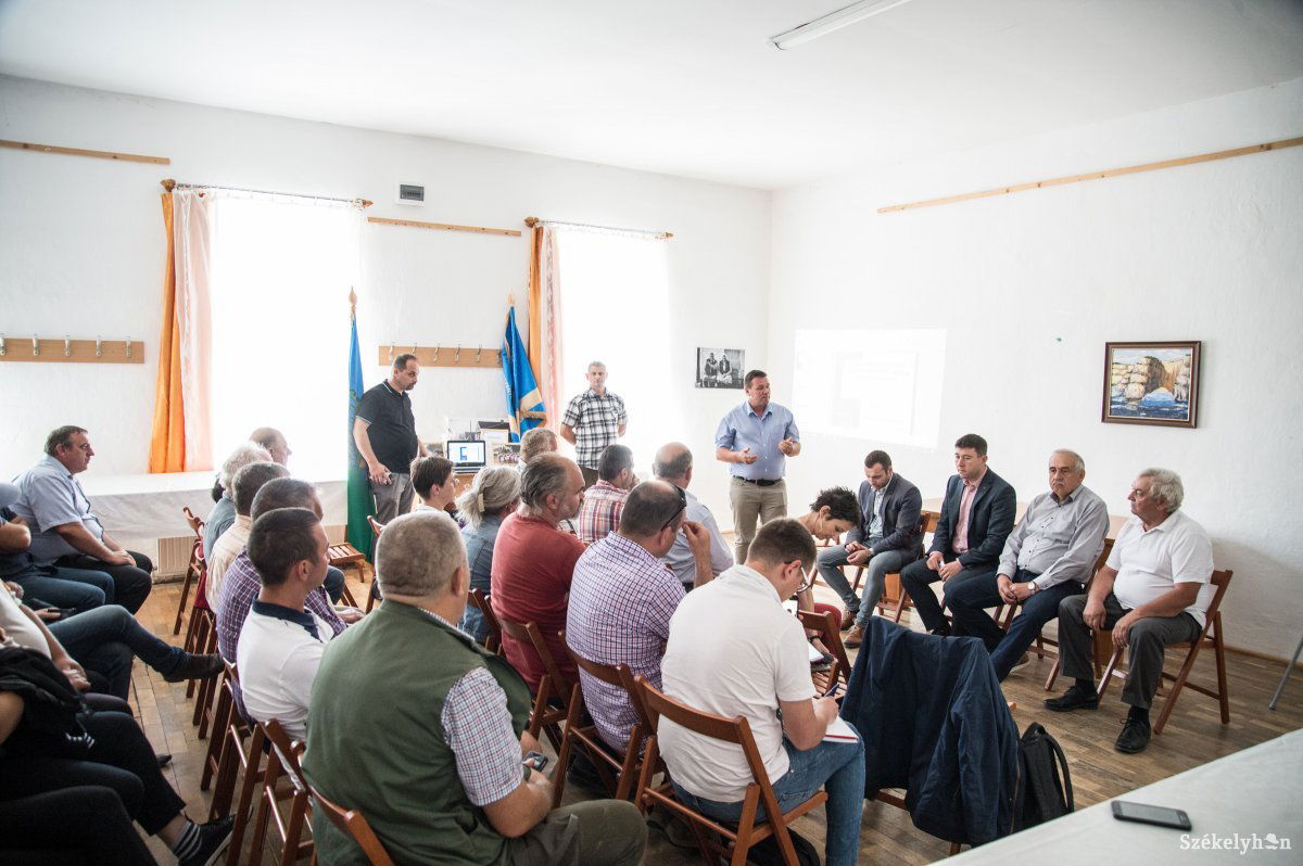 Falufórum Abásfalván. A helybéliek nem kaptak választ arra, mikor kezdik el az útépítést &bullet;  Fotó: Barabás Ákos