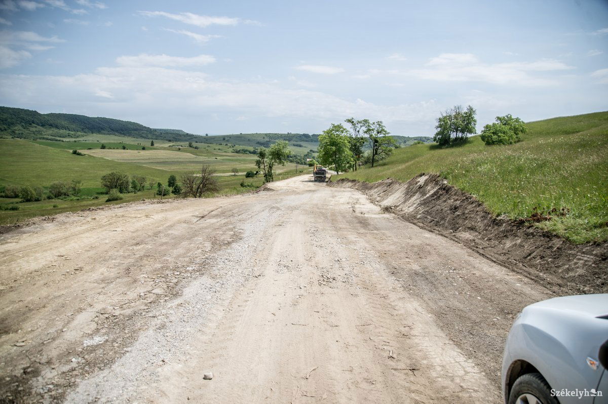 Aszfaltúttal kötik össze a Nyikó és a Gagy mentét. Időben lejárt a közbeszerzés, így elkezdődhetett a munka • Fotó: Barabás Ákos
