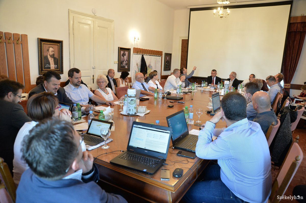 A forrásmegvonások miatt számos önkormányzat került kilátástalan helyzetbe &bullet;  Fotó: Barabás Ákos