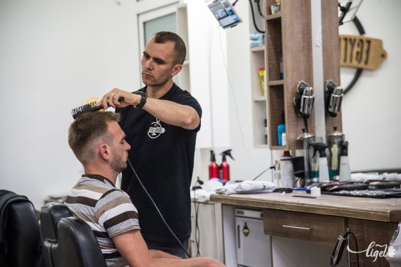 Megjelenésének része a frizurája, illetve a szakállviselete is, ezért Szőcs László különösen fontosnak tartja, hogy mindig ápolt legyen •  Fotó: Barabás Ákos