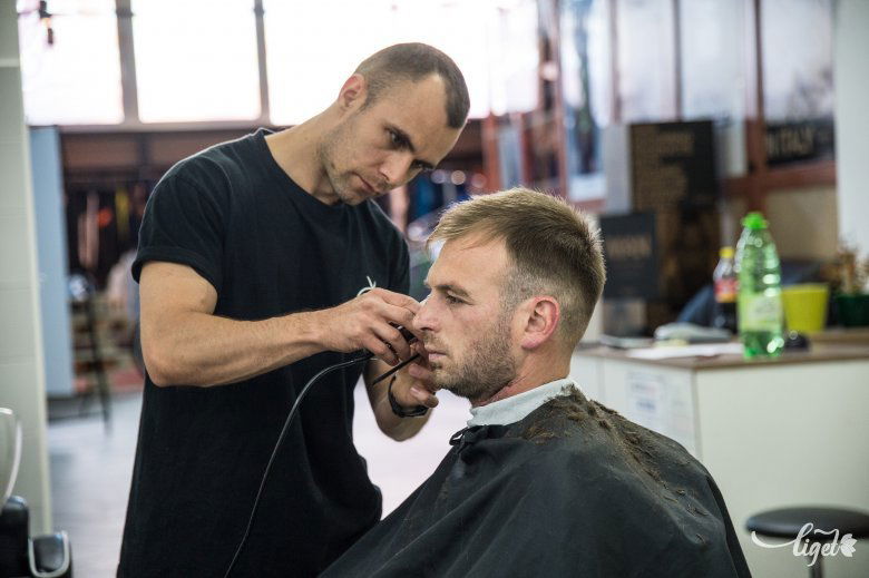 Készül a divatos frizura •  Fotó: Barabás Ákos
