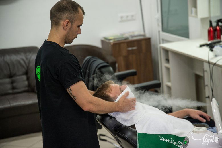 A szakember gőzölőgéppel és meleg törülközővel puhította Szőcs László arcbőrét és szakállát •  Fotó: Barabás Ákos