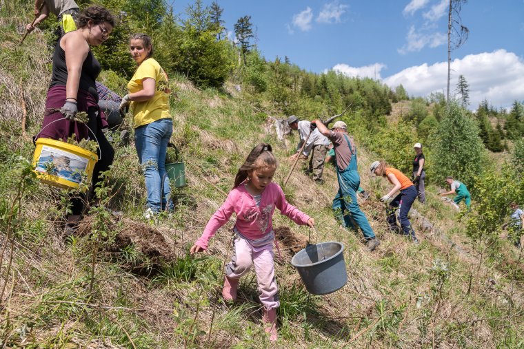 Ahol az idősek az unokákkal együtt dolgozva gondolnak a jövőre