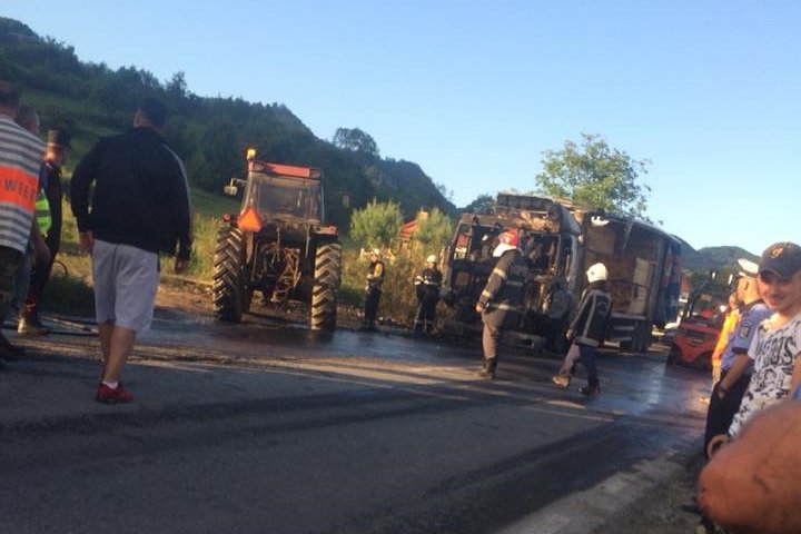 Lángolt a teherautó és a farakománya