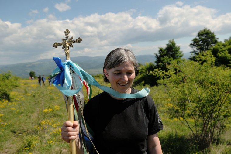 Elindultak Parajdról a csíksomlyói búcsúba tartó zarándokok