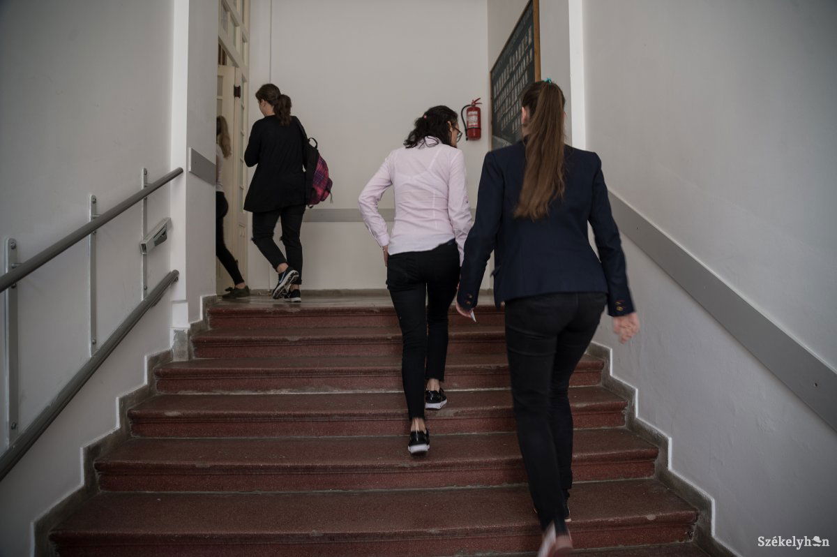Nem mindegy, hogyan néz ki a diák az iskolában. Tisztességes öltözetet, kinézetet várnak el, nem kirívót. Képünk illusztráció •  Fotó: Barabás Ákos