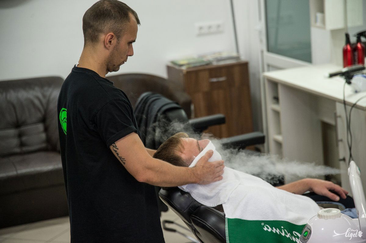 A szakember gőzölőgéppel és meleg törülközővel puhította Szőcs László arcbőrét és szakállát •  Fotó: Barabás Ákos