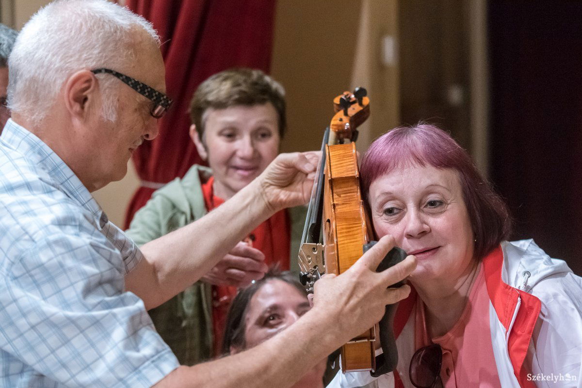 Nagy volt az érdeklődés a hangszerek iránt. A részvevők egyike sem élt még át hasonló élményt &bullet;  Fotó: Veres Nándor