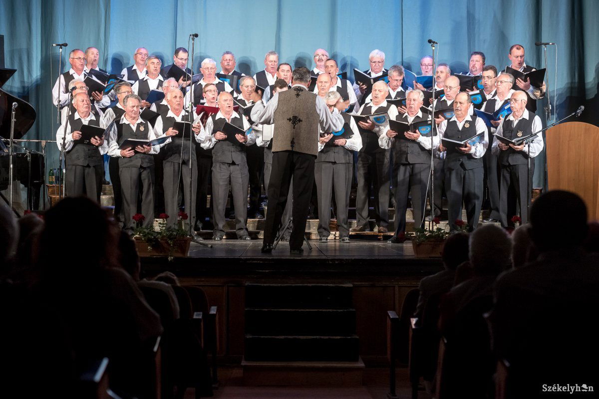 Telt ház előtt énekelt 150. évfordulóján a Székely Dalegylet &bullet;  Fotó: Veres Nándor