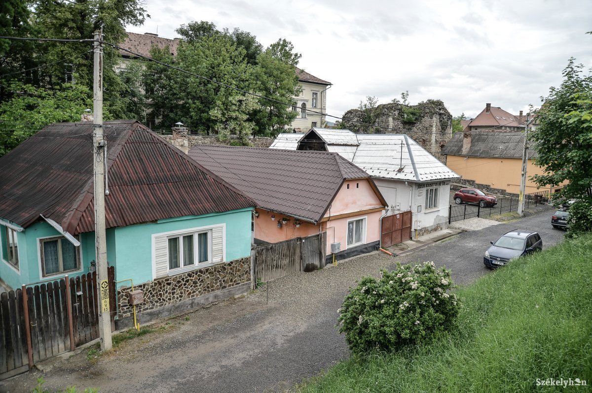 A Tó utcában is megvennének egy ingatlant, hogy a vár közelében sétálóutcát lehessen kialakítani. Archív •  Fotó: Barabás Ákos
