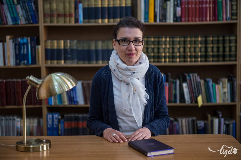 Gálovits Rózsa könyvtáros a Mesélj nekik csatákról, királyokról és elefántokról című könyvet ajánlja •  Fotó: Barabás Ákos