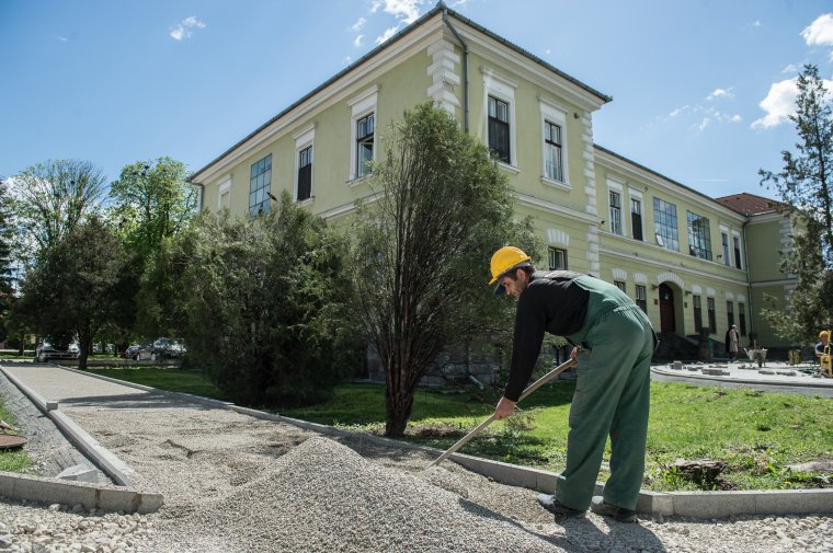 Környezetszépítő munkálatok a kórház udvarán