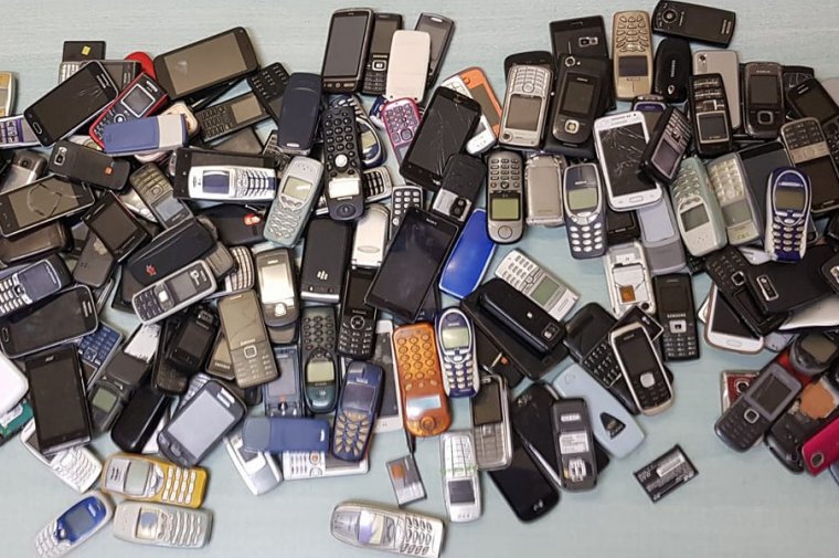 Olyan sokan adtak és adnának le mobilt, hogy folytatják a könyvtárban a gyűjtést