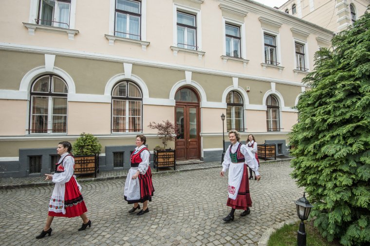 Népviseletbe öltöztek és úgy mentek be dolgozni