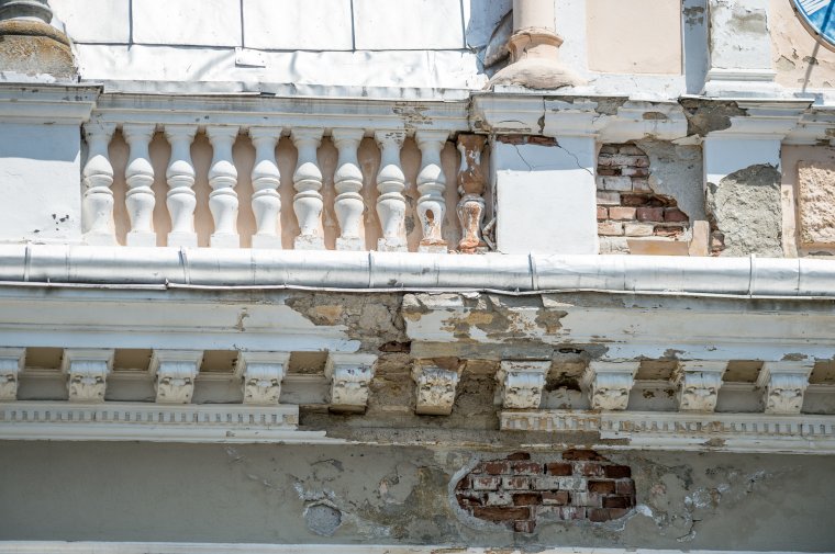 Reális veszélyt jelentenek a járókelőkre az omladozó épülethomlokzatok