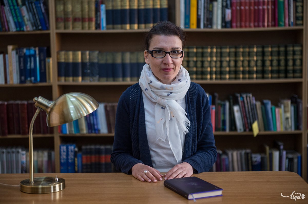 Gálovits Rózsa könyvtáros a Mesélj nekik csatákról, királyokról és elefántokról című könyvet ajánlja •  Fotó: Barabás Ákos