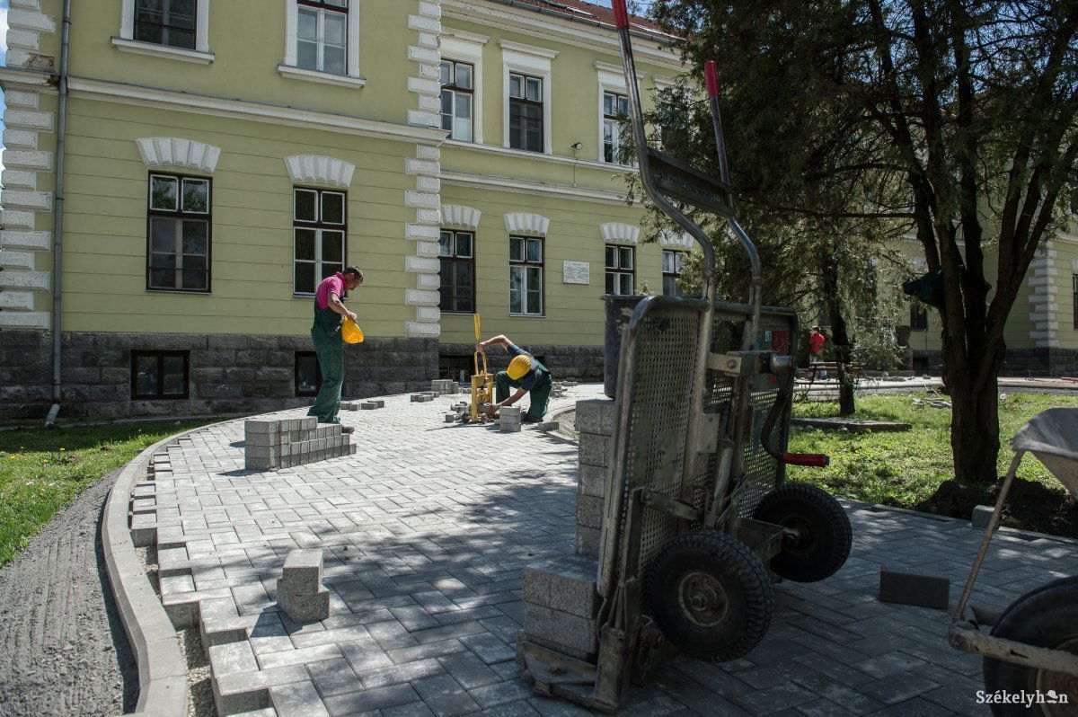 Nemcsak a sétányokat teszik rendbe, hanem a zöldövezeteket is • Fotó: Barabás Ákos