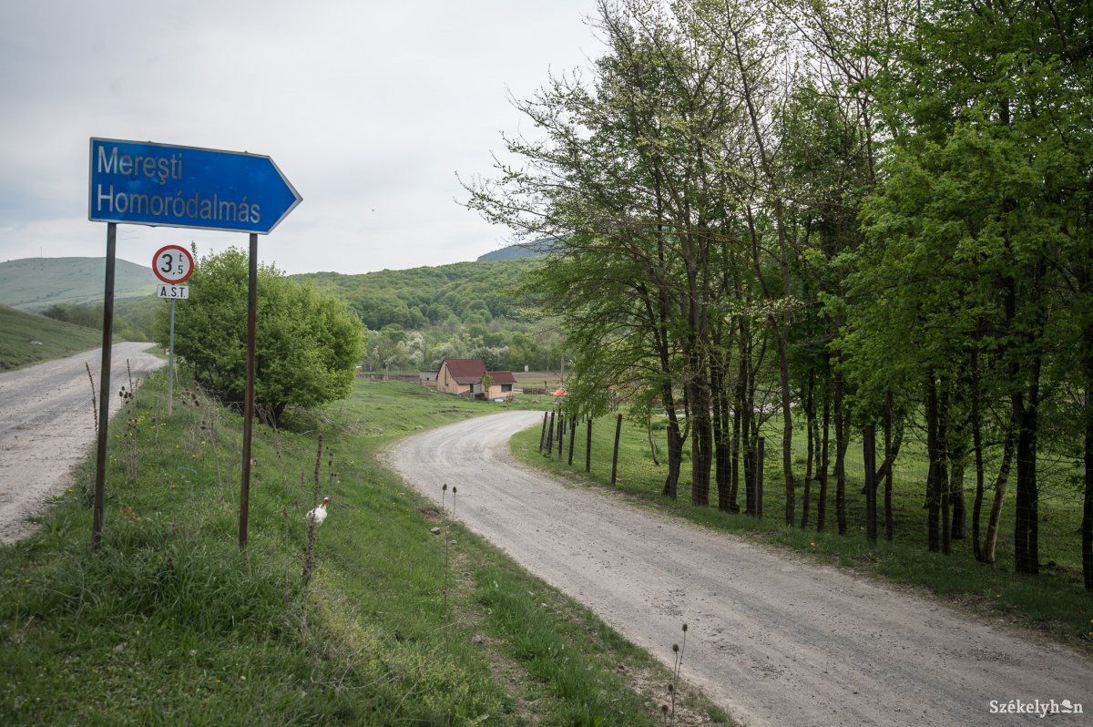 Almástól a keményfalvi eltérőig fognak aszfaltozni. A másik útszakaszt a tervek kijavítása után újítják fel •  Fotó: Barabás Ákos