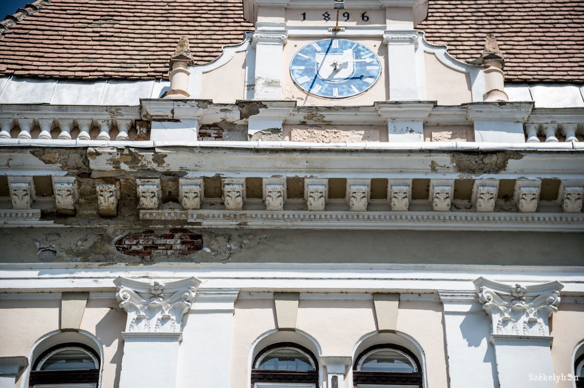 Omladozik a vakolat. A polgármesteri hivatal épületén is volna mit javítani &bullet;  Fotó: Barabás Ákos