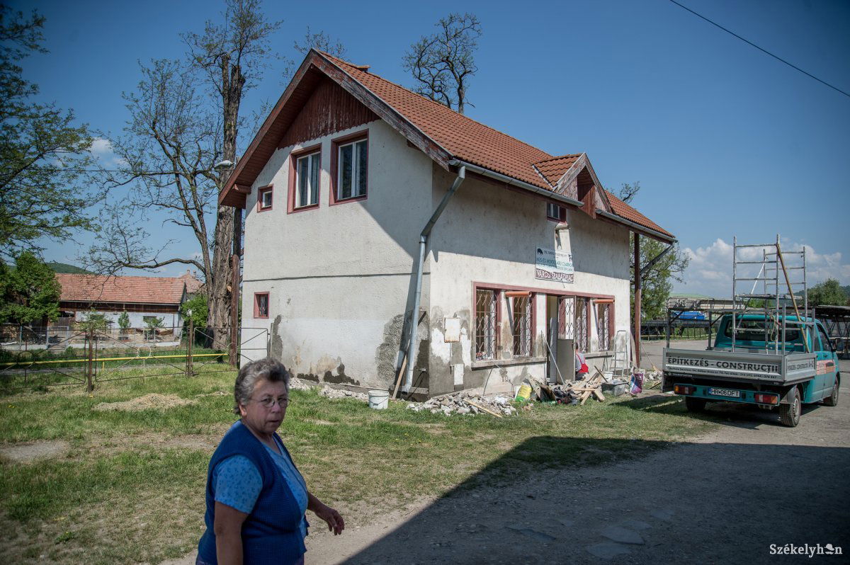 Felújítják a piac végében lévő egykori hús- és hentesárucsarnokot • Fotó: Barabás Ákos