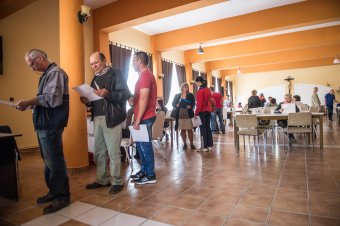 Megéri anyagilag a munkanélkülinek, ha a segélyezési időszak lejárta előtt munkába áll