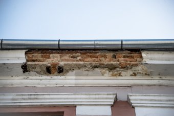 Tégla zuhant egy nő fejére Nagyszeben óvárosában