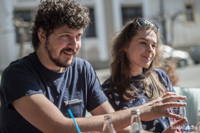 A fiatal pár szívesen mesél kalandjukról •  Fotó: Barabás Ákos