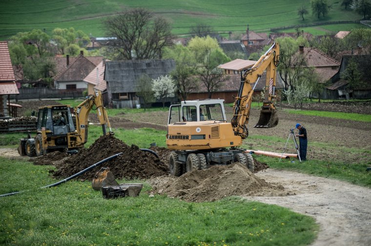 Zetelakán nem akarnak büntetések fizetni: kiépítik a csatornahálózatot, és kötelezik a lakókat, hogy csatlakozzanak