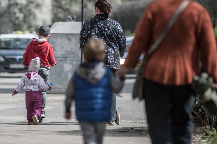 Nem lehet bárki nevelőszülő: nagyot szigorított a kormány a szabályokon