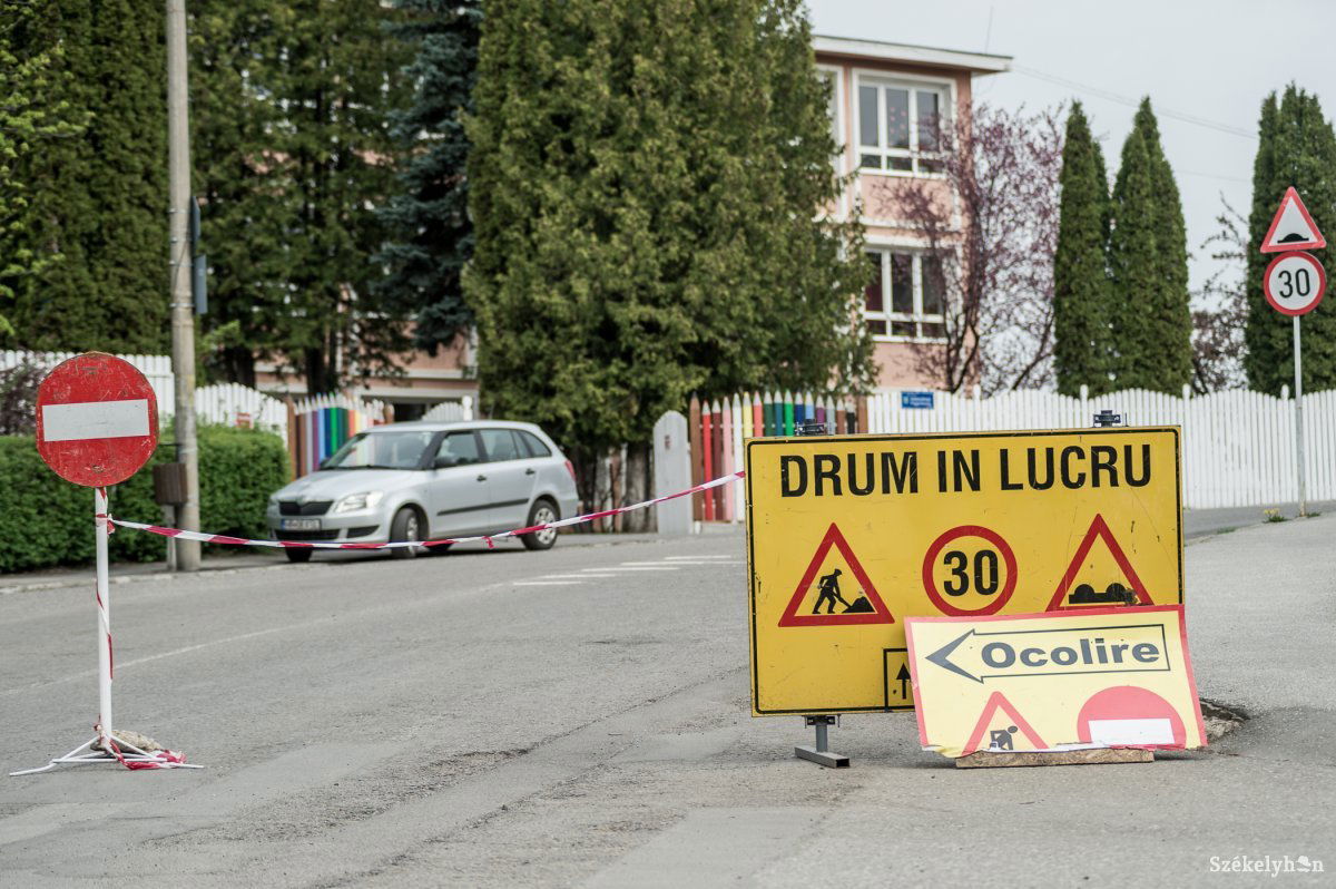 A munkálatok helyszínén félsávos útlezárásokat alkalmaznak •  Fotó: Barabás Ákos