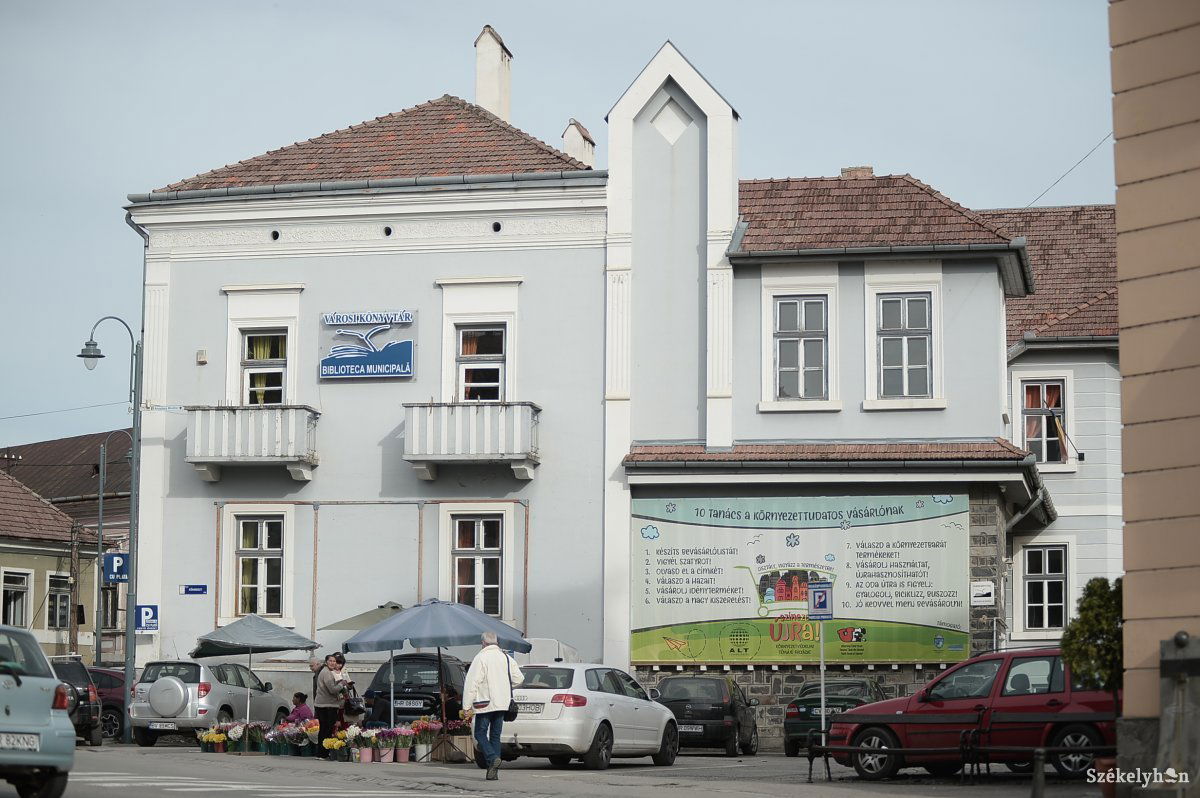 A székelyudvarhelyi városi könyvtár. Ezentúl Nyirő József nevét viseli. Archív •  Fotó: Barabás Ákos