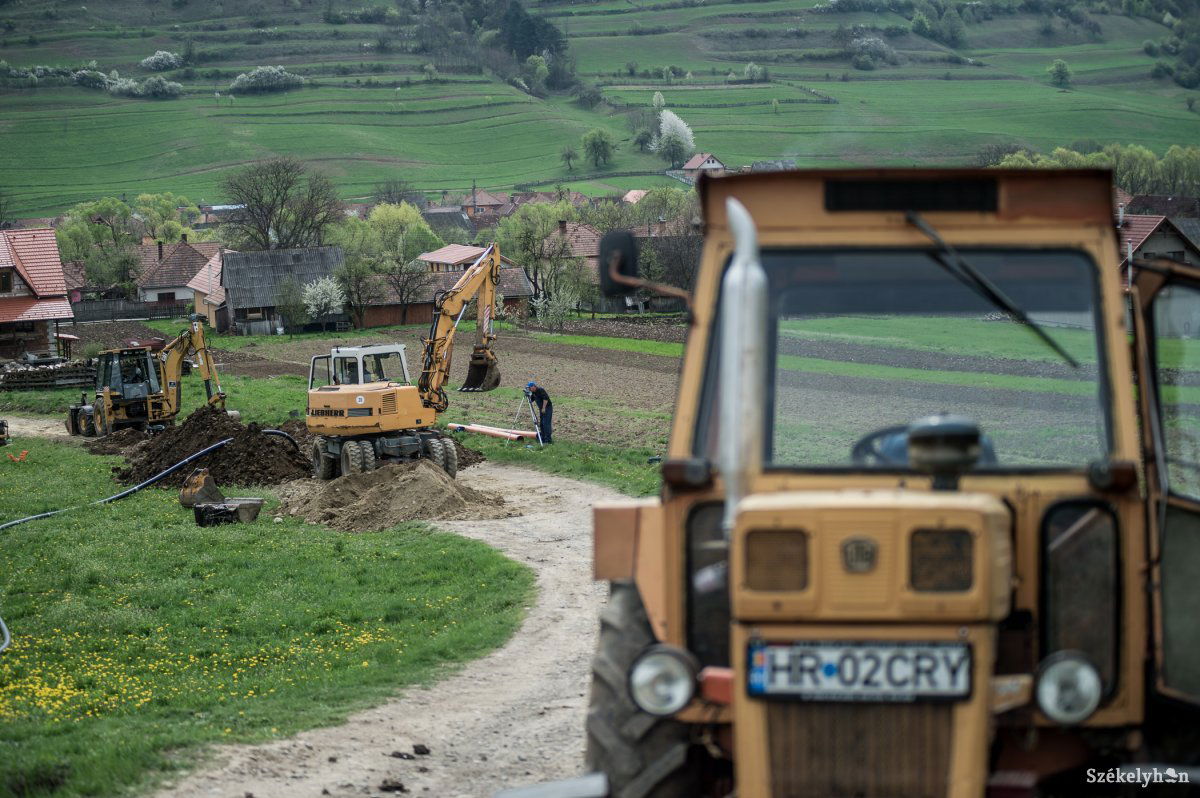Nagy Attila szerint környezetvédelmi és közegészségügyi szempontból is fontos a kanalizálási rendszerre való csatlakozás •  Fotó: Barabás Ákos