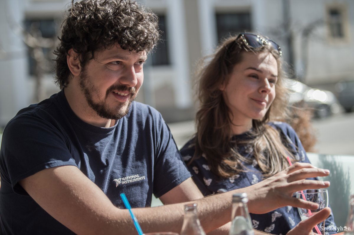 A fiatal pár szívesen mesél kalandjukról •  Fotó: Barabás Ákos