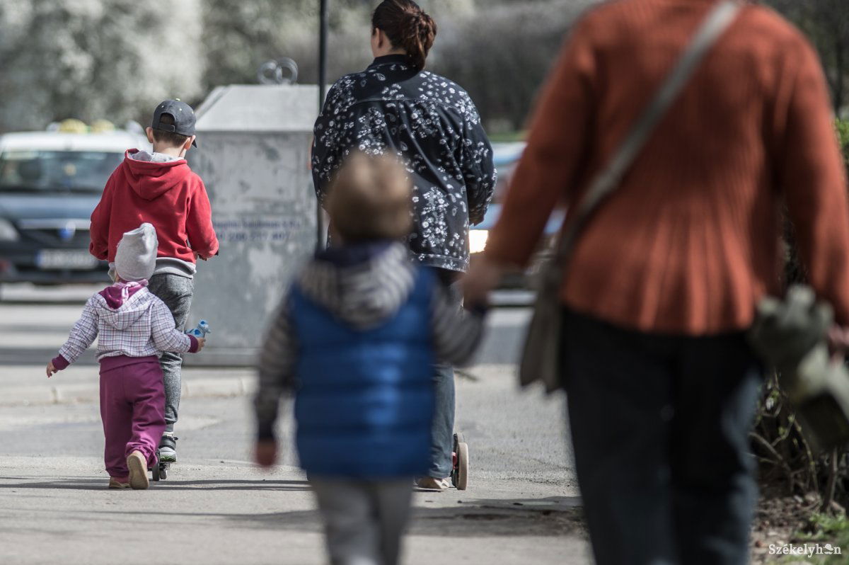 Nem igazán támogatja a szomszédság, hogy kevesebb közköltséget fizessenek a kisgyerekes családok. Illusztráció •  Fotó: Barabás Ákos