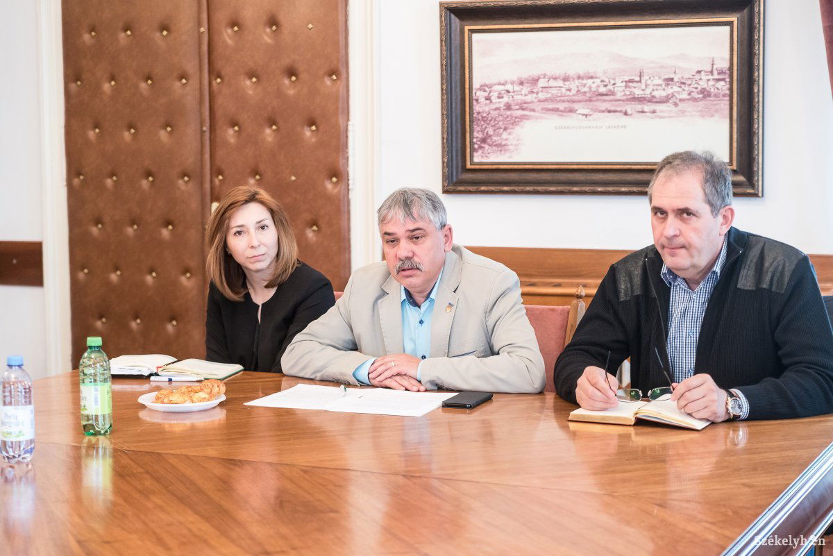 A KRESZ-módosító törvényjavaslatról tartottak sajtótájékoztatót Székelyudvarhelyen az RMDSZ parlamenti képviselői • Fotó: Veres Nándor